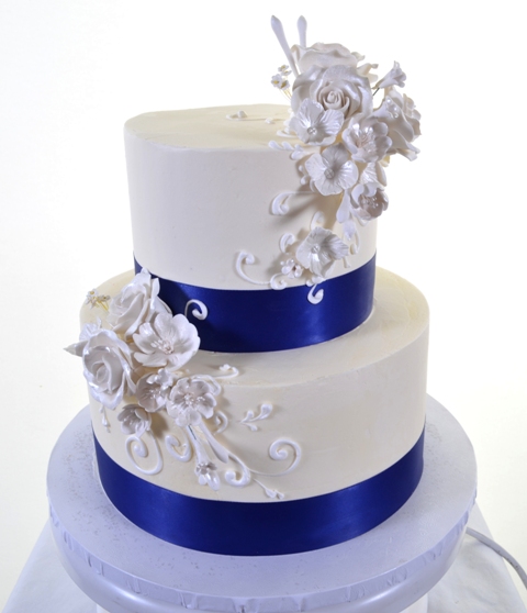 Royal Blue and White Wedding Cakes with Roses