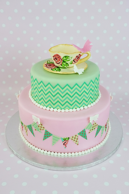 How to Decorate a Cake with Icing