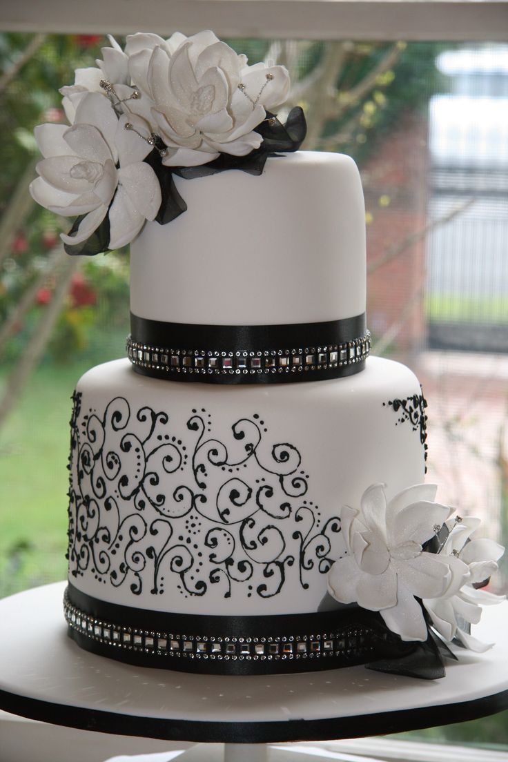 Elegant Black and White Wedding Cake