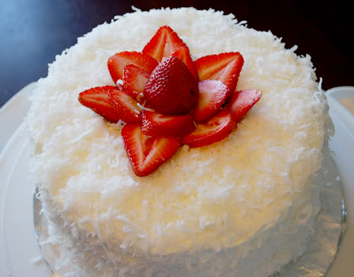 7 Photos of Coconut Cakes Decorated With Strawberries