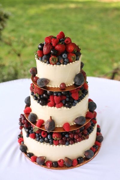 9 Photos of Most Elegant Wedding Cakes With Fruit