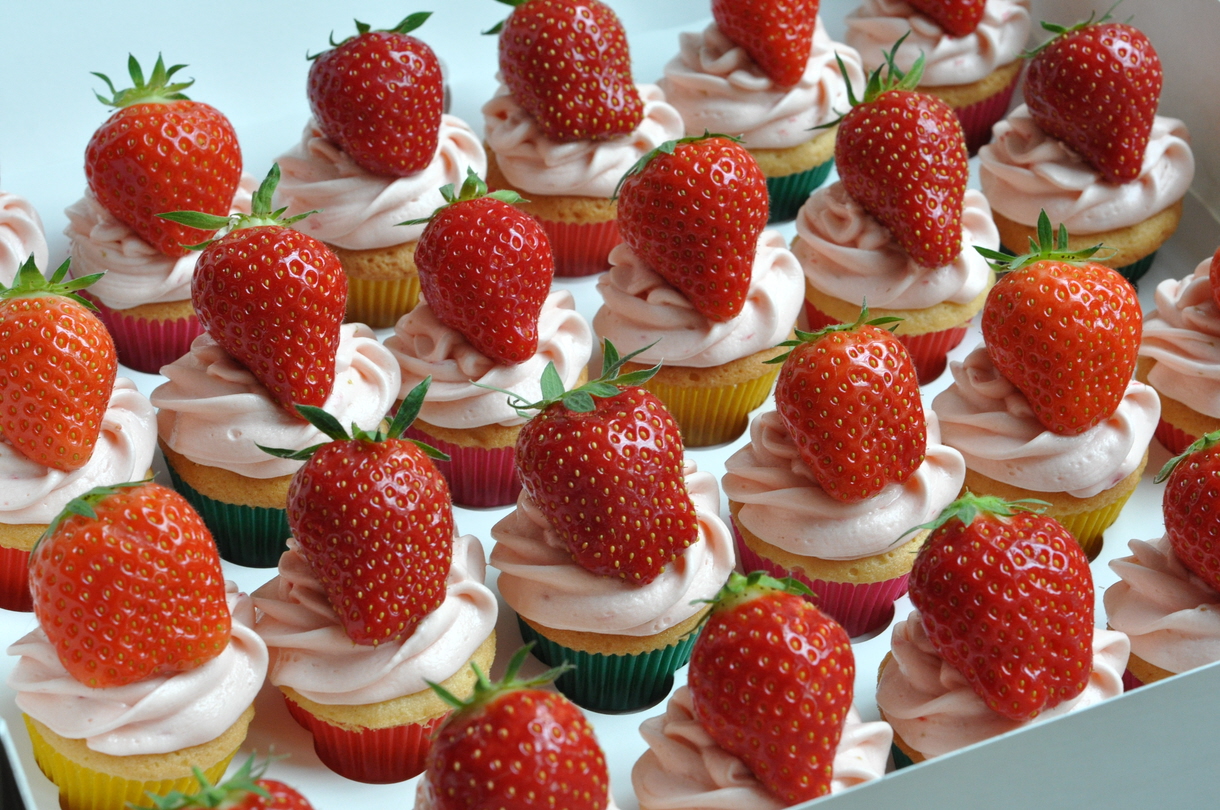 Mini Cupcakes with Strawberries