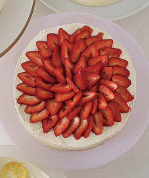 Easy Decorating Cake with Strawberries