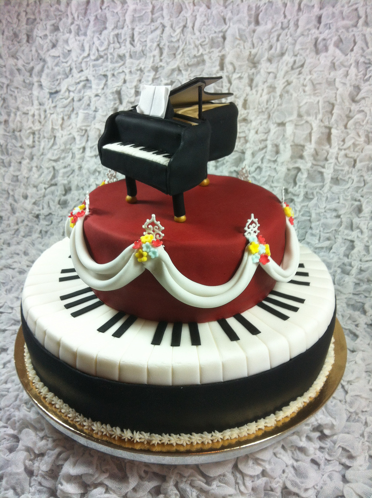 Piano Cake Design