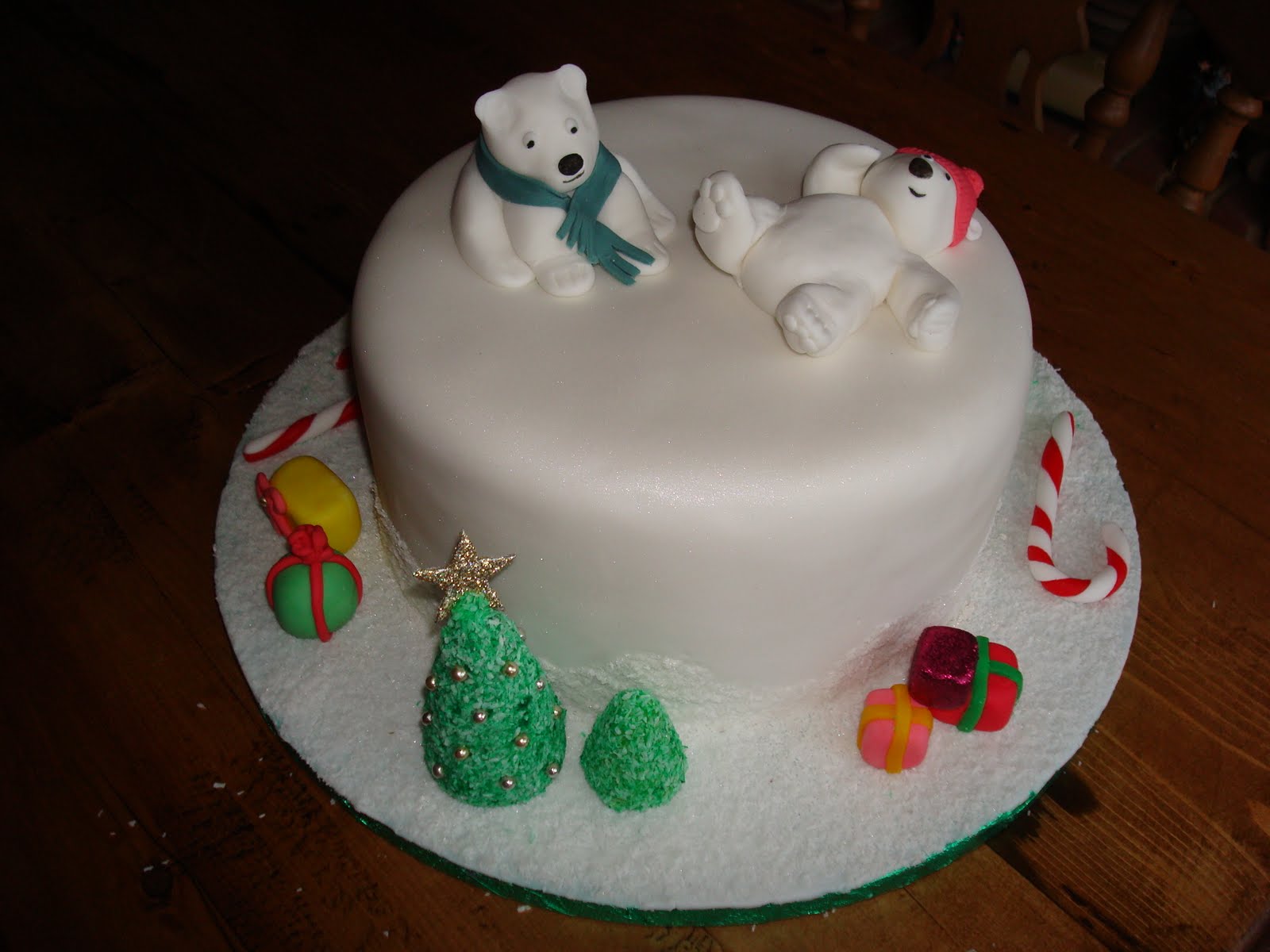 8 Fun Christmas Fondant Cakes Photo - Christmas Fondant Cake Ideas ...