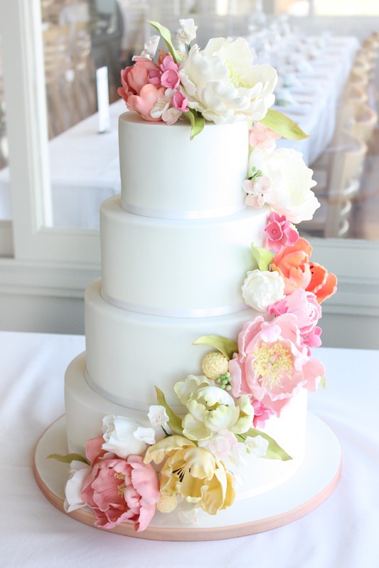 Pretty Simple Wedding Cake with Flowers