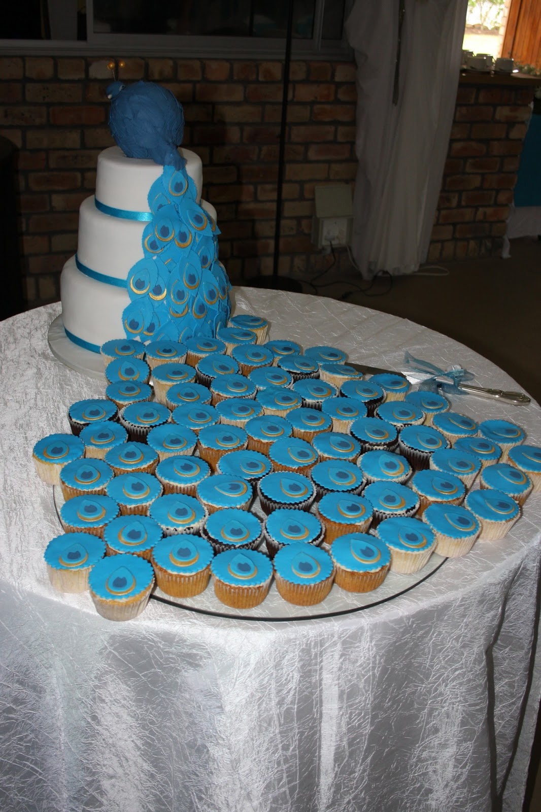 Peacock Cake with Cupcakes