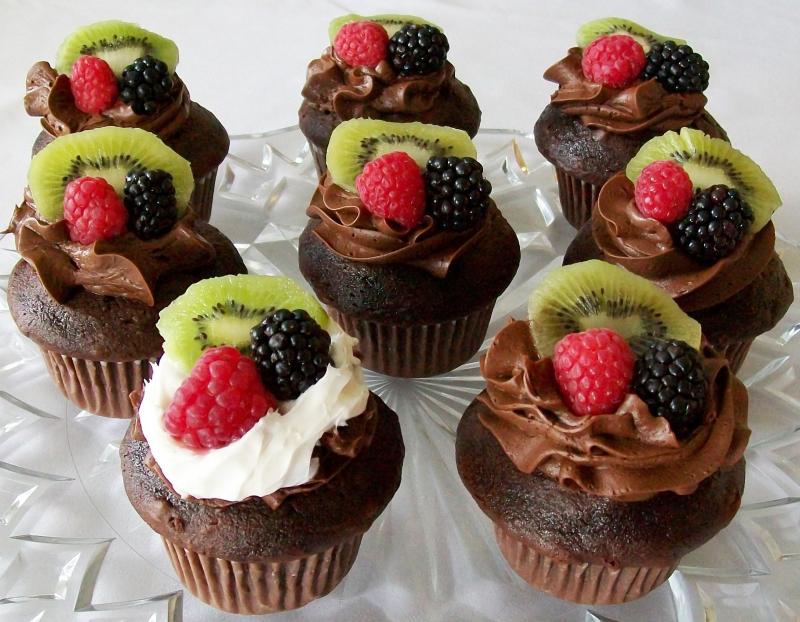 12 Photos of Cupcakes With Fruit On Top