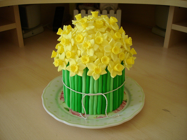 8 Photos of Cakes Decorated With Yellow Daffodils