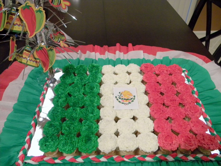 9 Photos of Cakes Decorated With The Mexican Flag