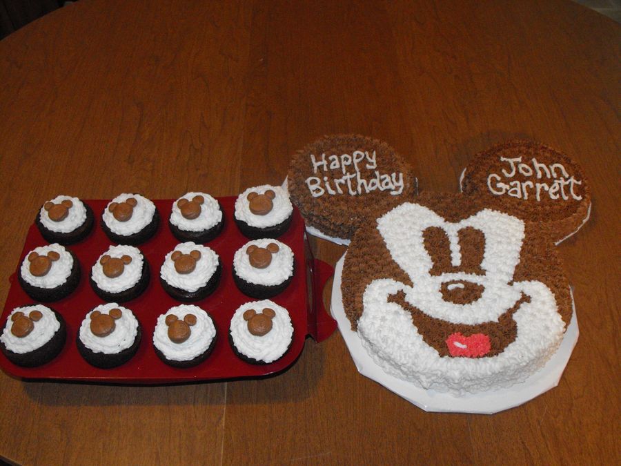 Mickey Mouse Birthday Cakes with Cupcakes