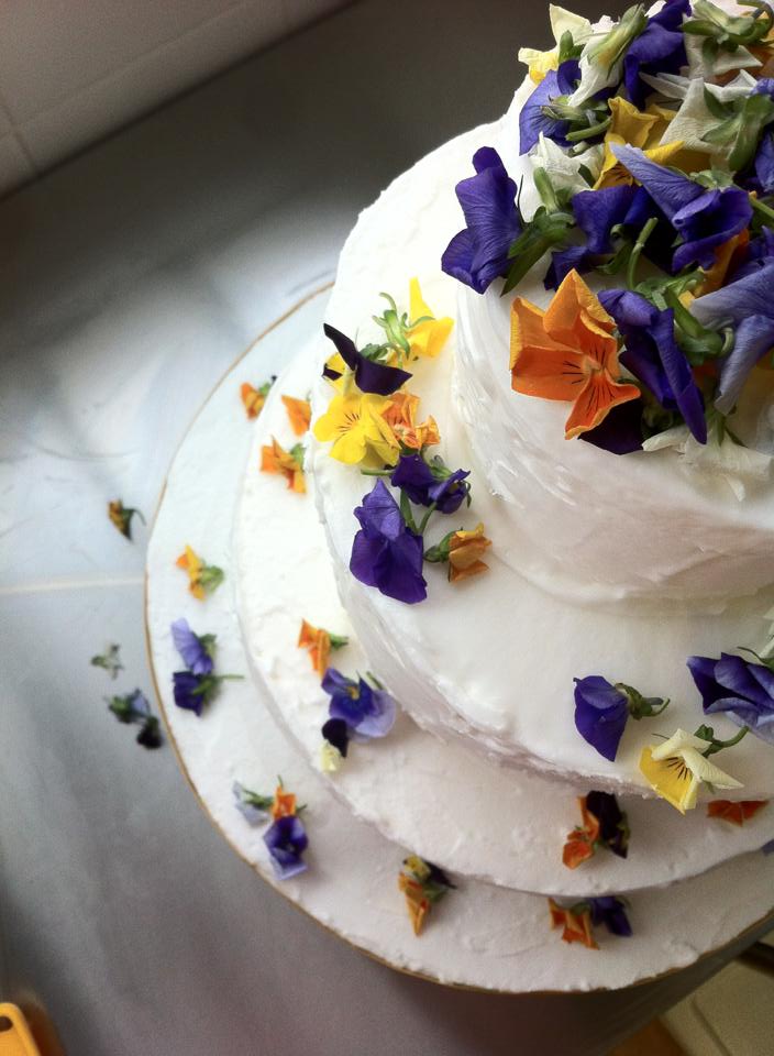 12 Edible Flowers For Cakes Photo Wedding Cake With Edible