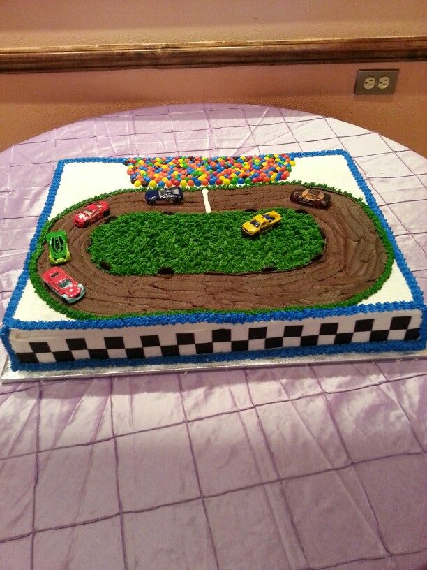 10 Photos of Grooms Racing Cakes