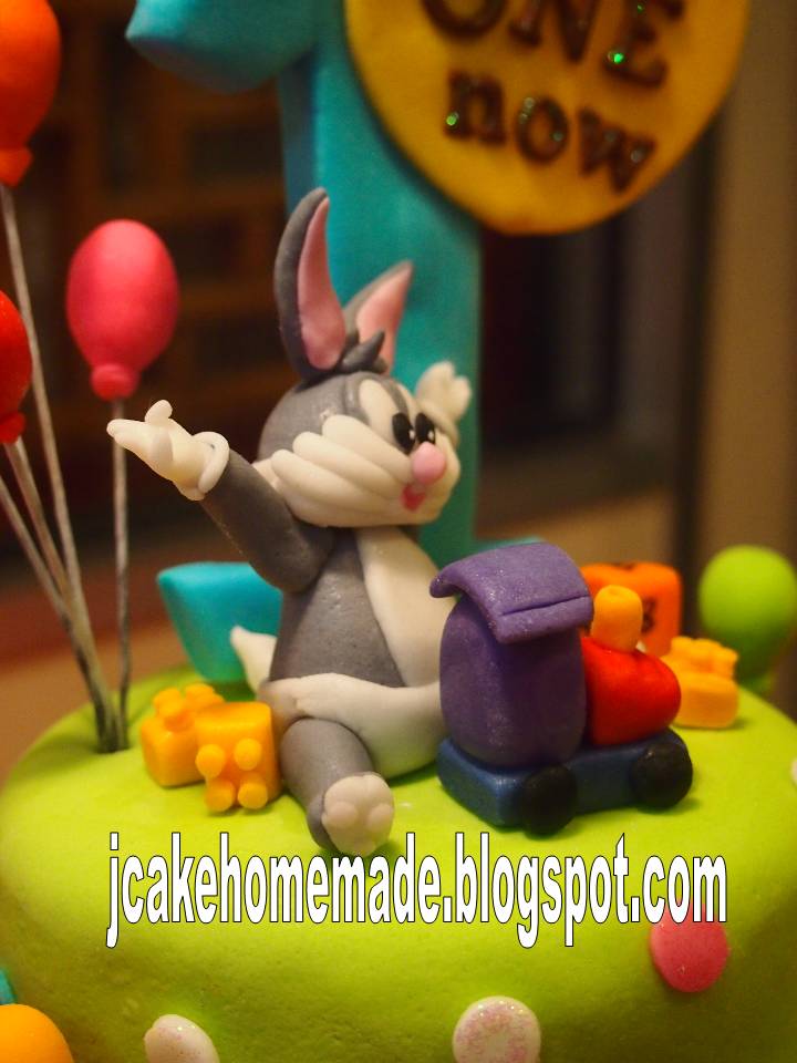 Looney Tunes Birthday Cake