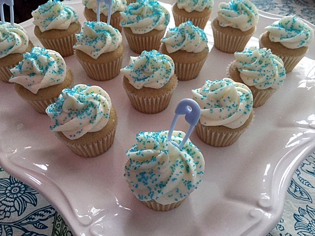 12 Mini Cupcakes For Baby Shower Photo Baby Shower Mini Cupcakes Baby Shower Mini Cupcakes And Baby Shower Mini Cupcakes Snackncake