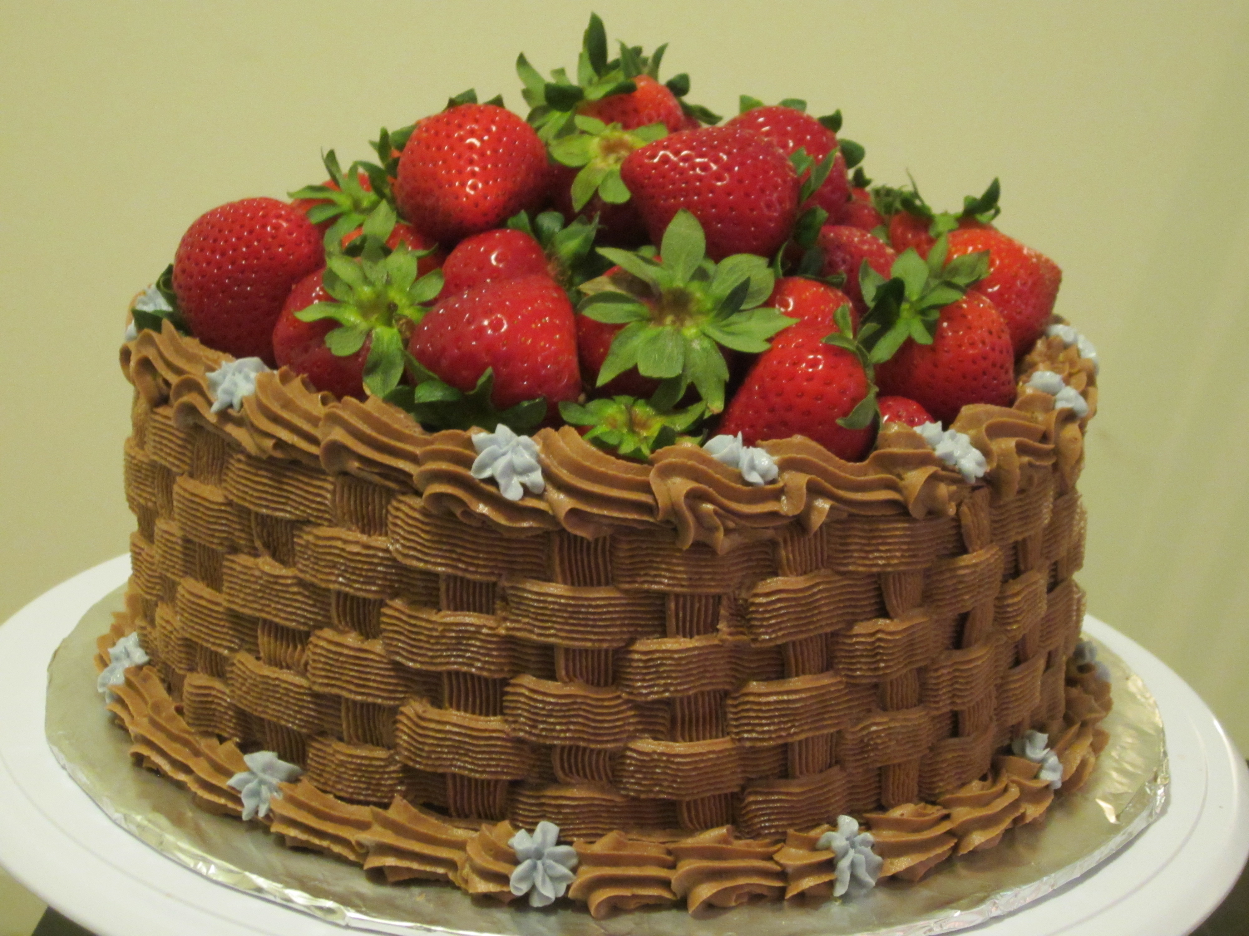 Basketweave Cakes with Strawberries