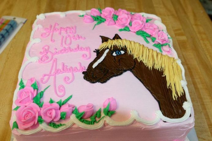 11 Photos of Horseshoe Birthday Cakes For Girls