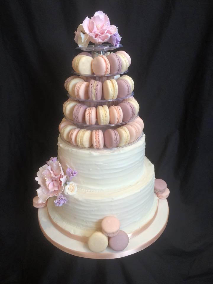 10 Wedding Cakes With Cupcakes And Macarons Photo French