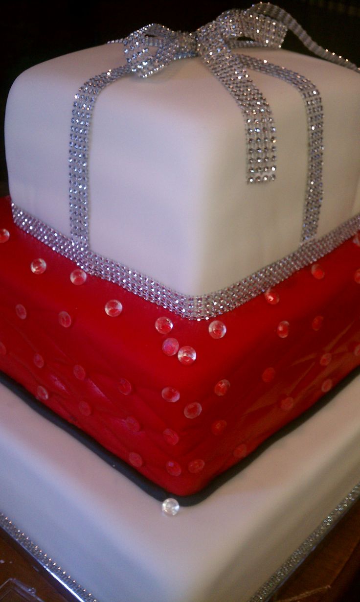 9 Photos of 1st Anniversary Cakes With Bling