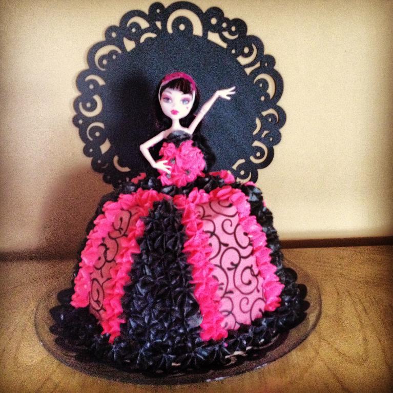 Monster High Draculaura Cake