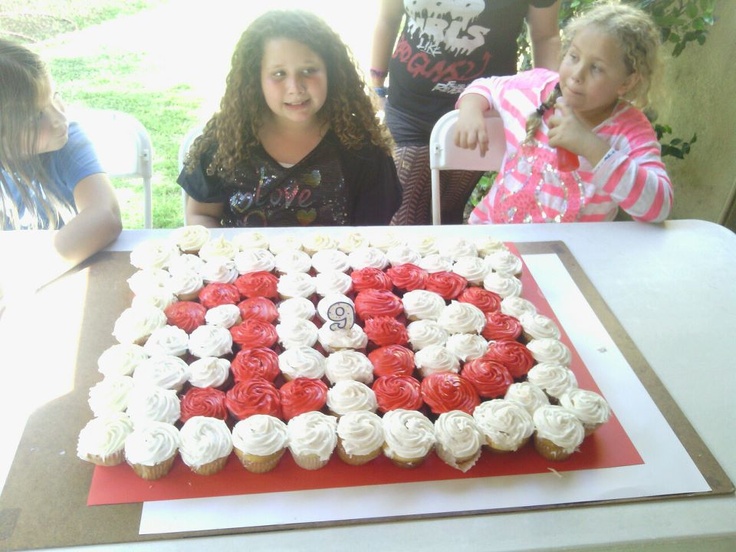 One Direction' Cupcake Cake