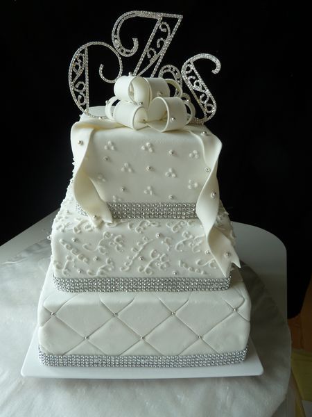 10 Photos of Square Cakes With Dots And Quilting