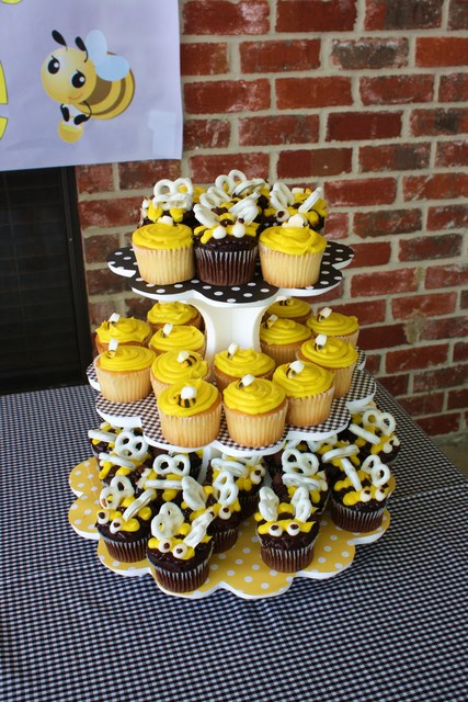 6 Photos of Bumble Bee First Birthday Cake With Cupcakes