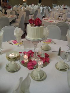 Using Cakes as Centerpieces