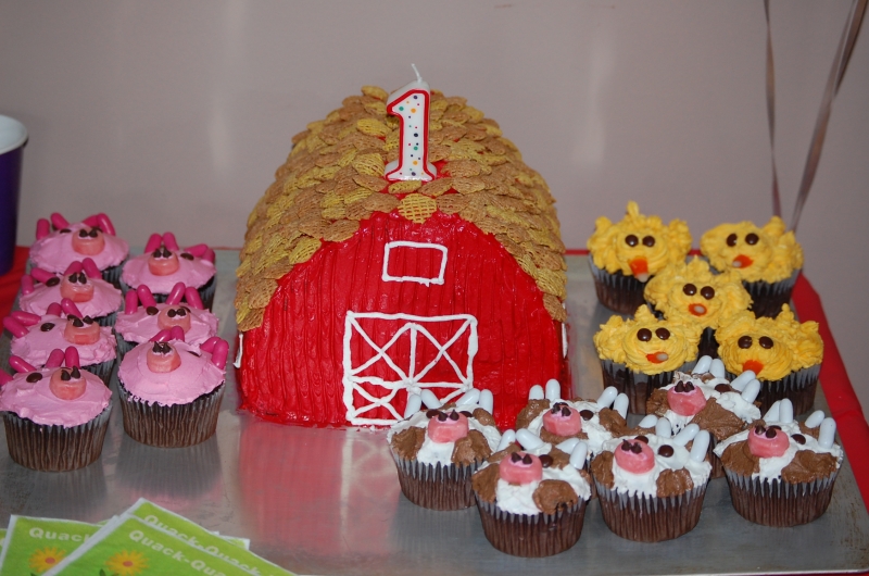 Animal Farm Barn Cake with Cupcakes