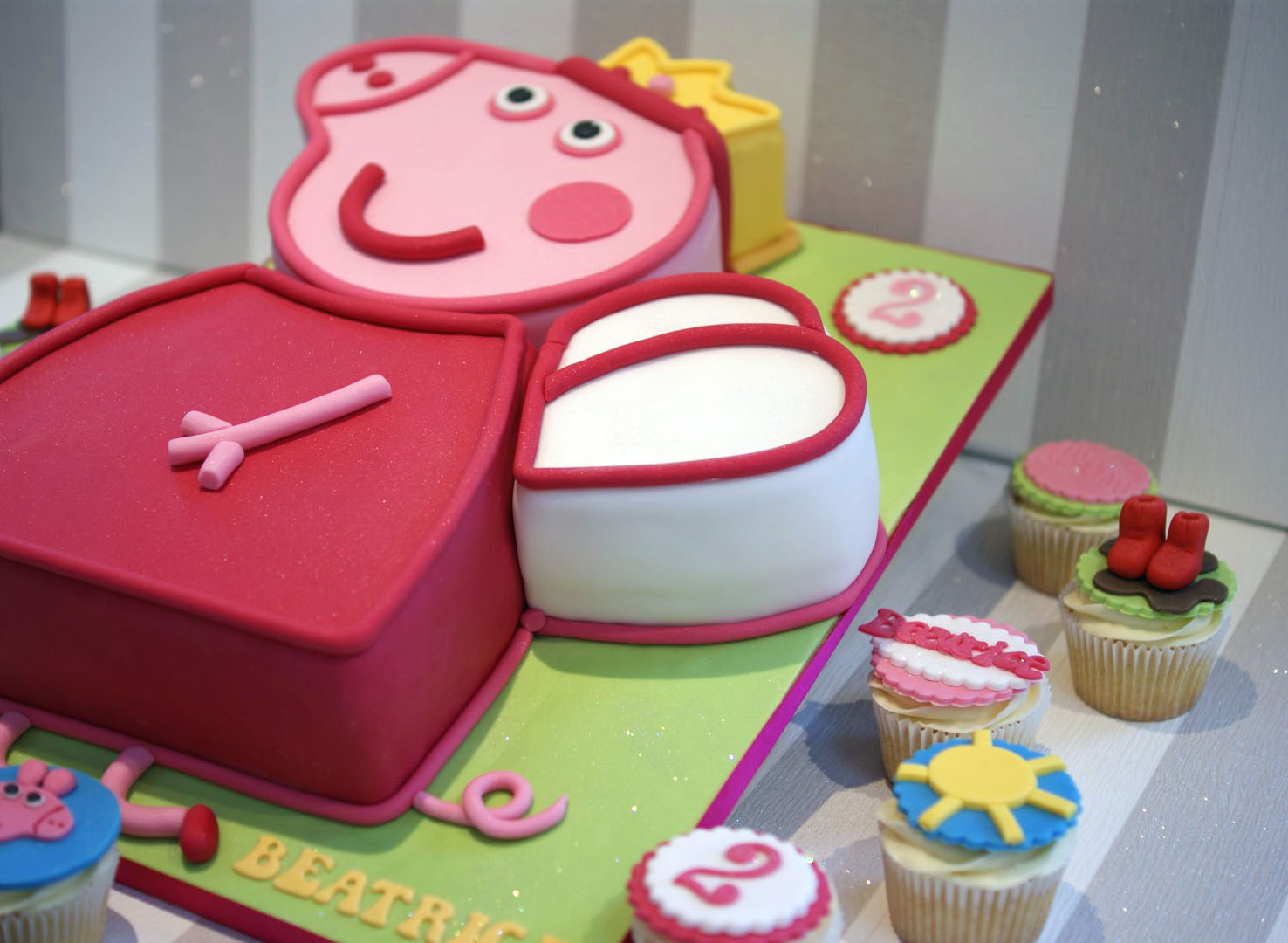 Peppa Pig Birthday Cupcake Cake