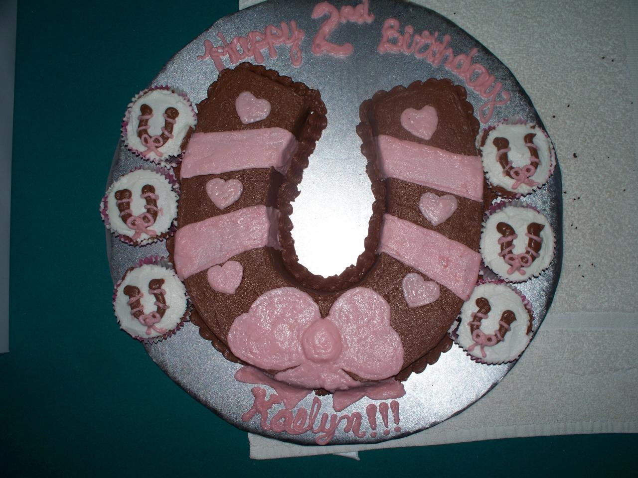 Horseshoe Cupcake Cake