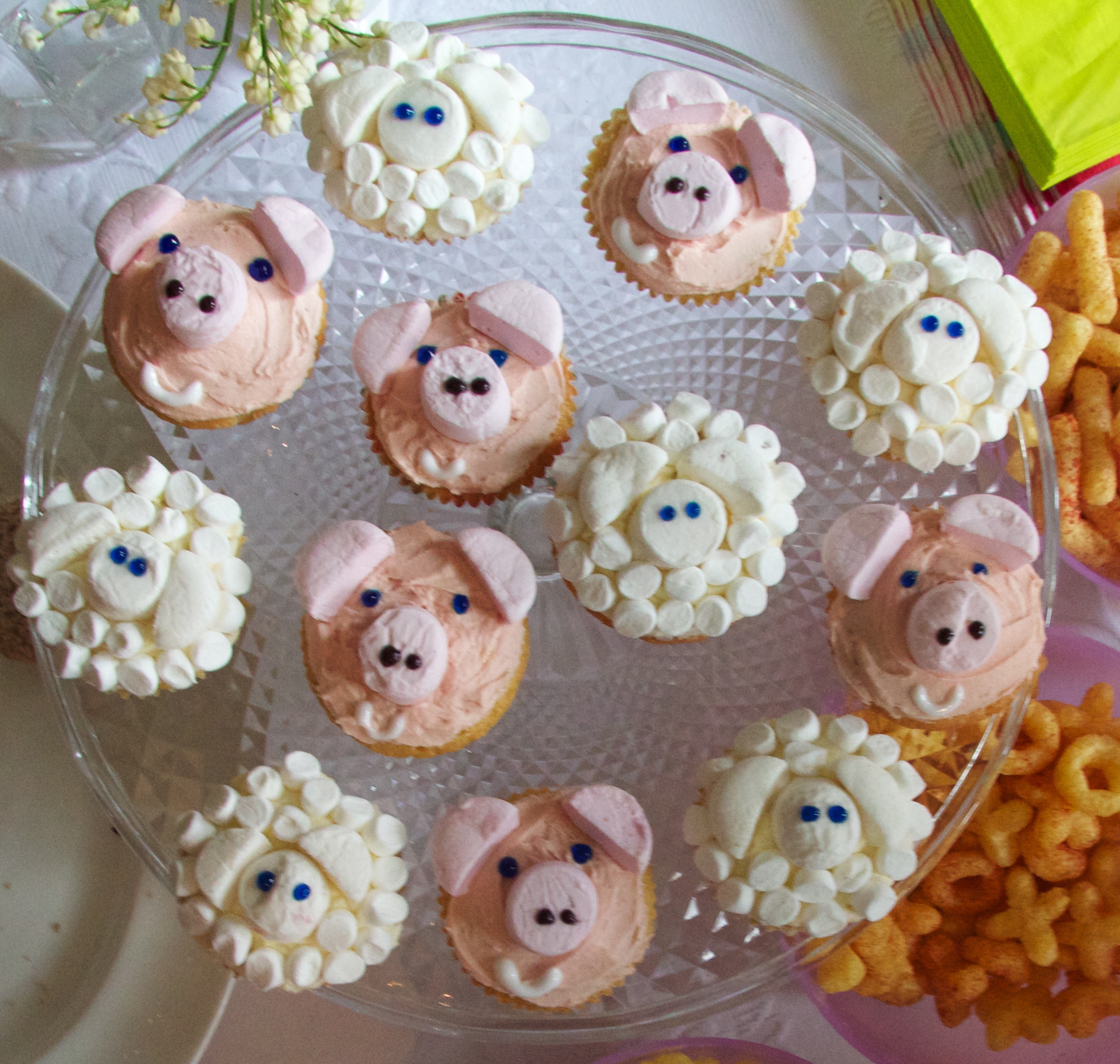 12 Easy Animal Cupcakes Photo Cute Animal Cupcakes Farm Animal Cupcakes Easy And Animal Cupcake Decorating Ideas Snackncake