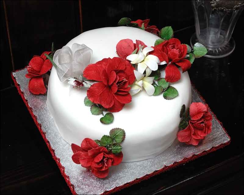 Happy Birthday Cakes with Red Roses