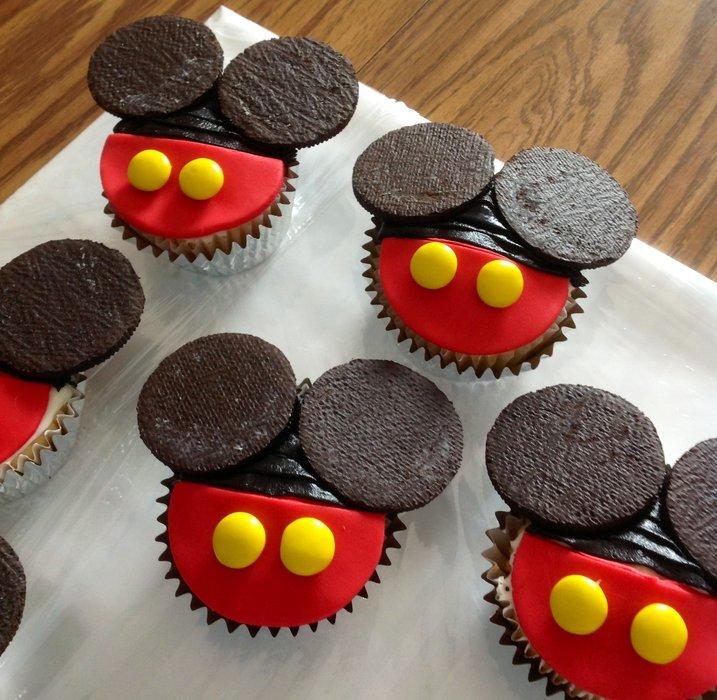 Mickey Mouse Cake and Cupcakes