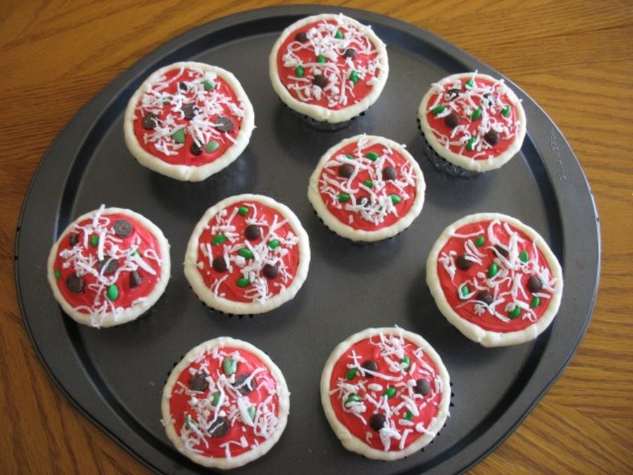 Cupcakes Decorated Like Pizza