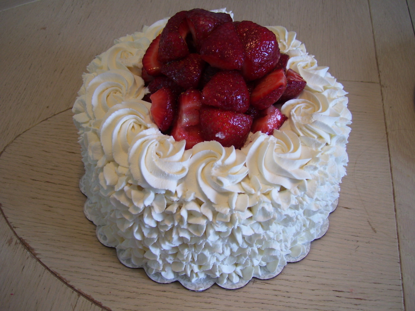 Decorating with Whipped Cream Cake