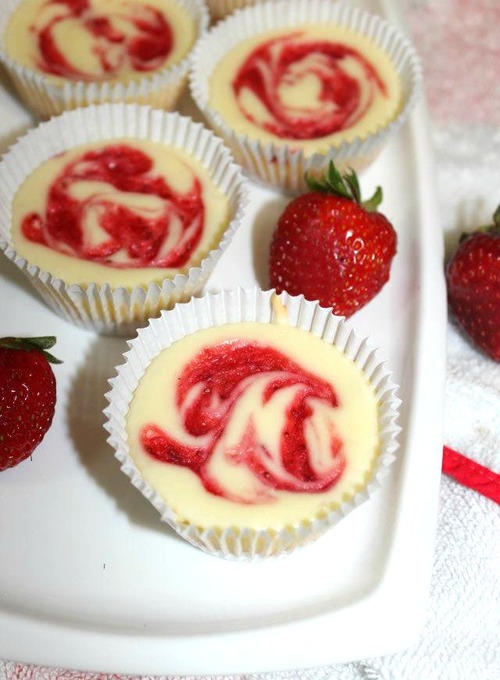 Strawberry-Swirl-Cheesecake-Cupcakes-Recipe