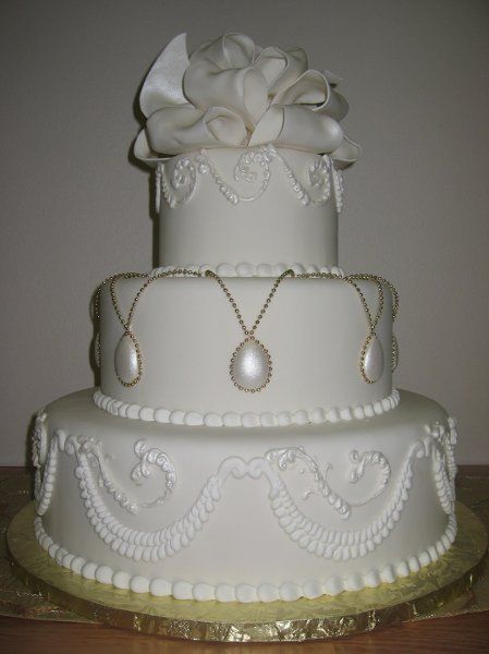 Round White Elegant Wedding Cakes