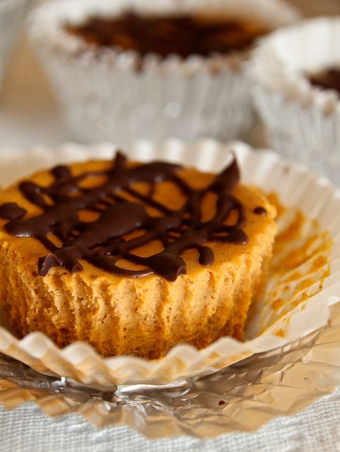 Mini Pumpkin Cheesecakes with Graham Cracker Crust