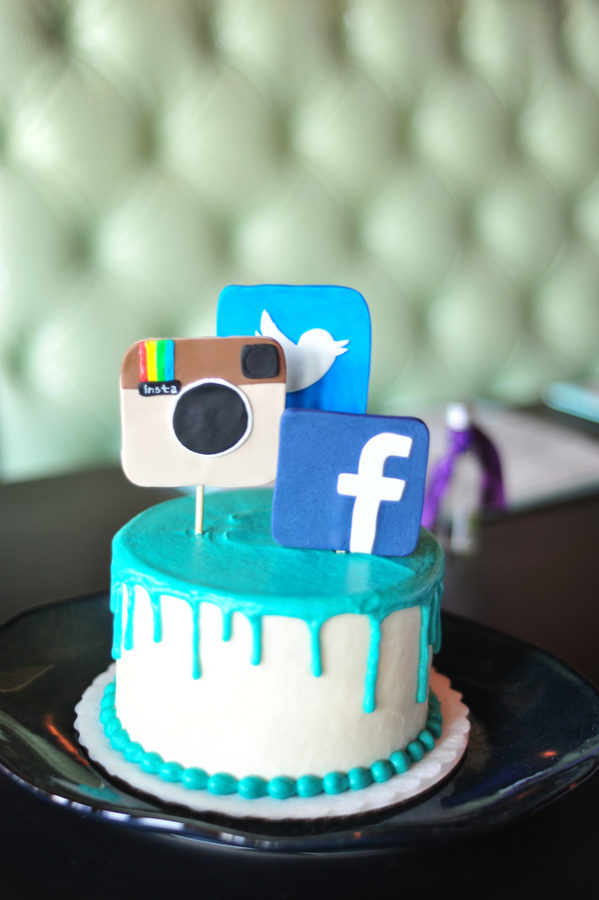 10 Photos of Birthday Cakes With Snapchat Social Media