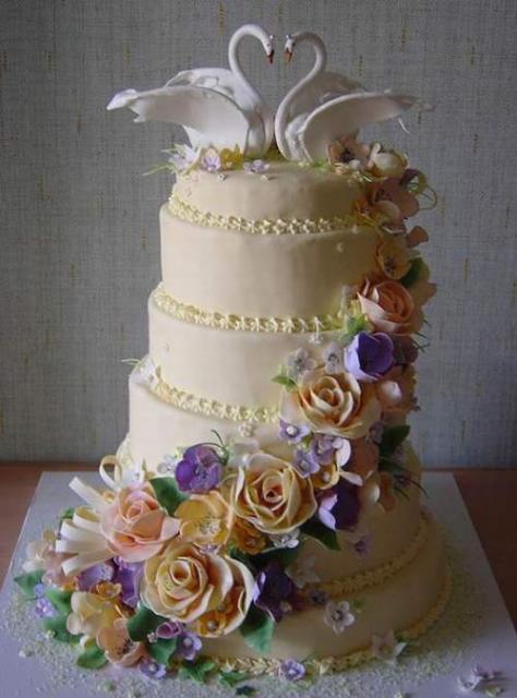 Beautiful Wedding Cakes with Swans