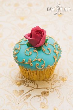 Decorating Cupcakes with Fondant