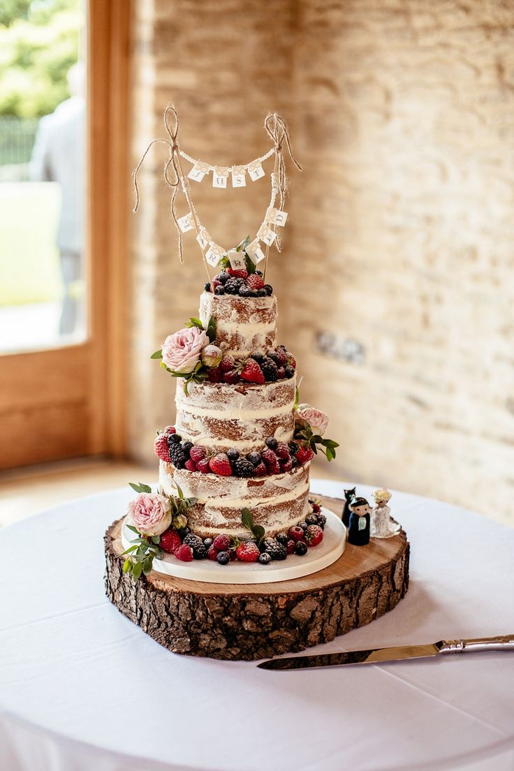 Wedding Cakes Decorated with Fresh Flowers