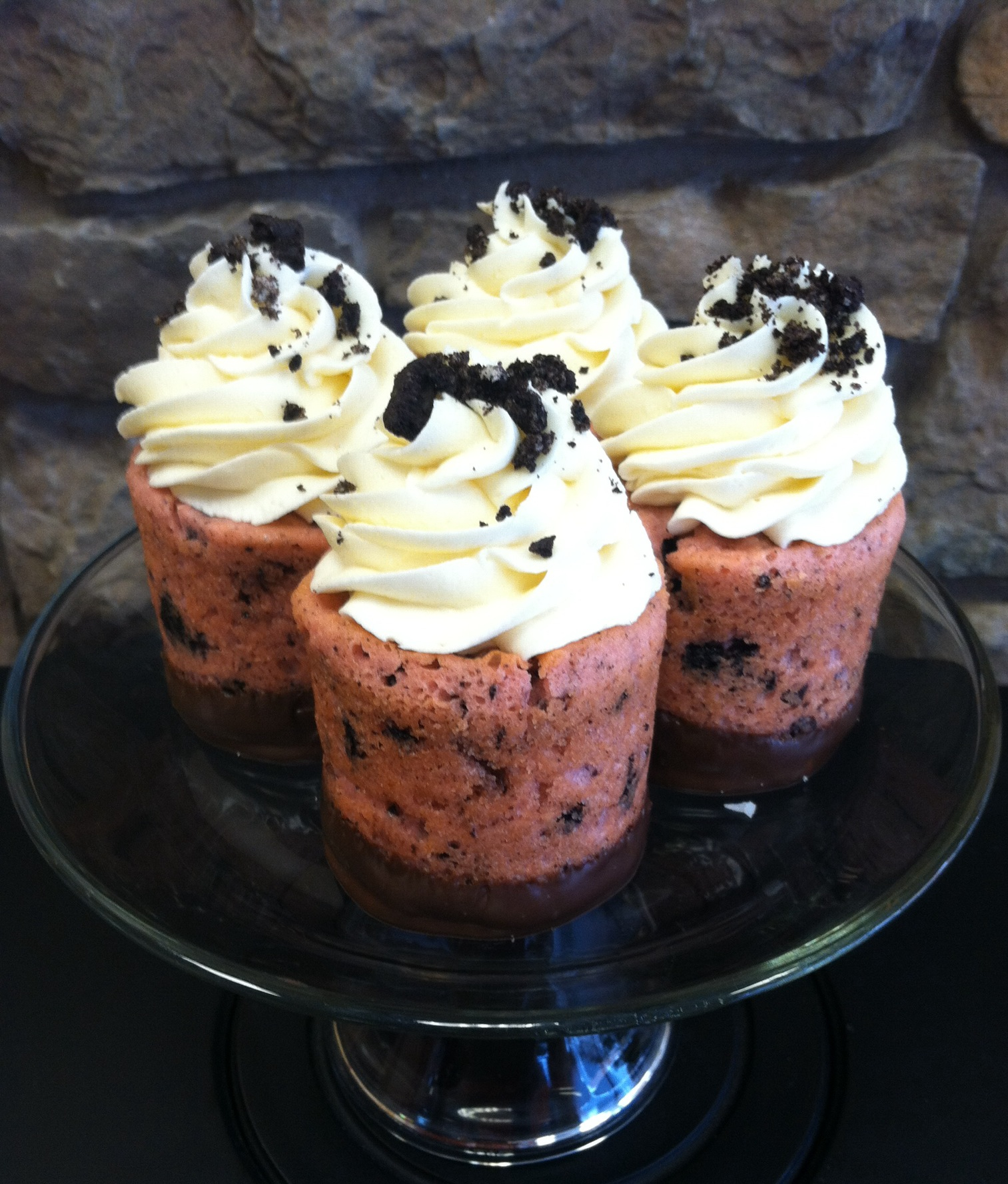 Strawberry Oreo Cupcakes