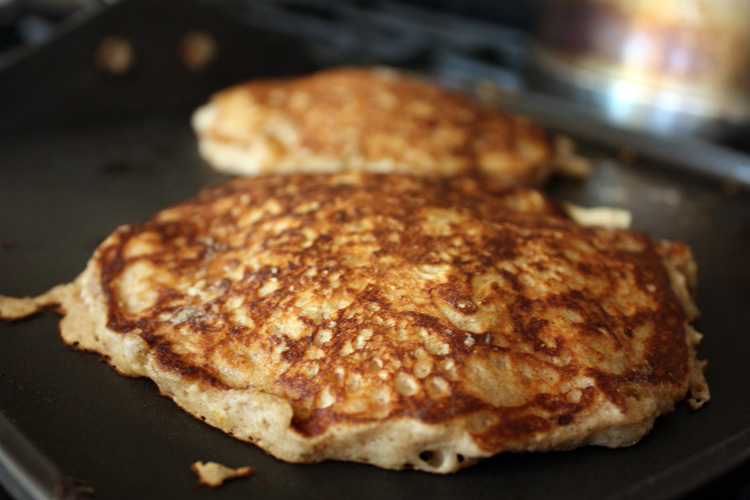 Apple and Cinnamon Oatmeal Pancakes