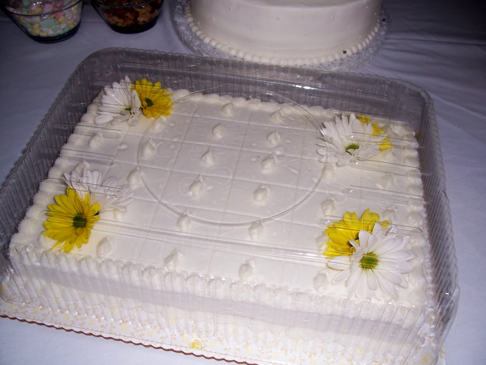 Decorated Sheet Cakes with Daisies