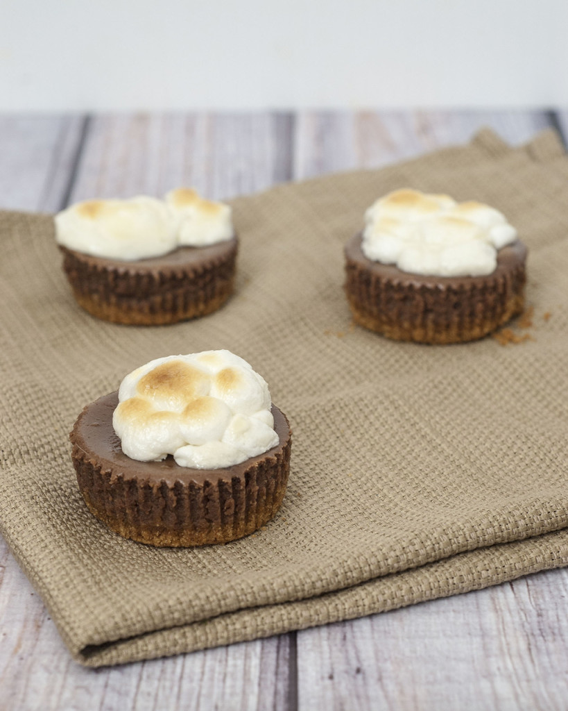 Mini Cheesecakes with Graham Cracker Crust