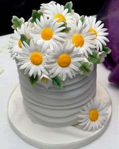 White Daisy Cake