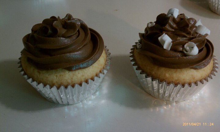 Cupcakes with Bavarian Cream Filling