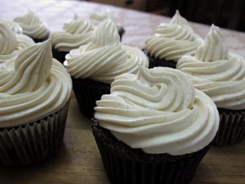 11 Photos of Moist Sour Cream Cupcakes From Scratch